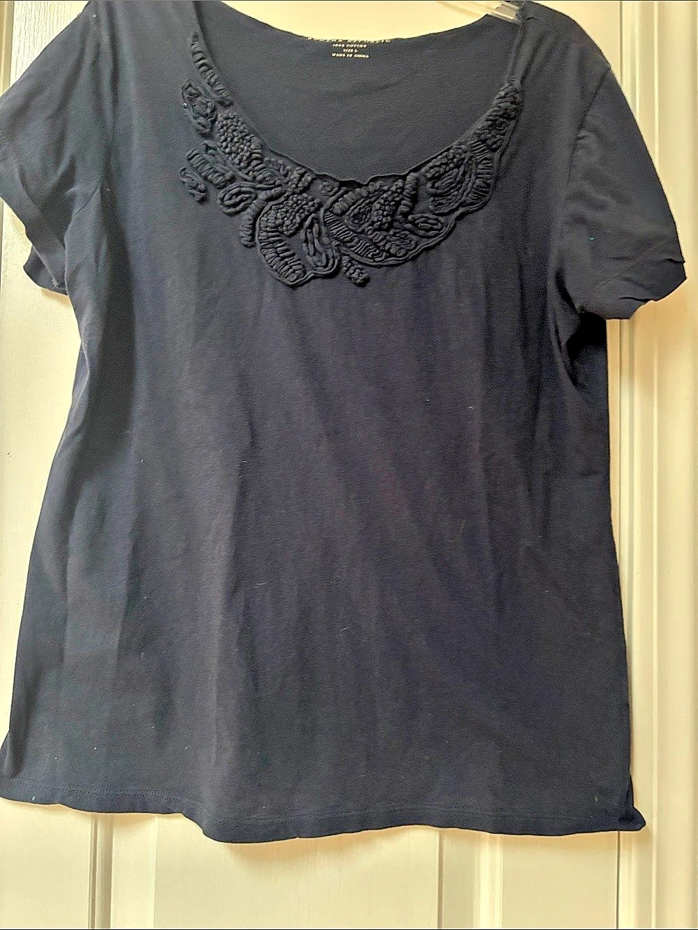 Banana Republic Embellished Neckline Tee in Black Size Large Like New